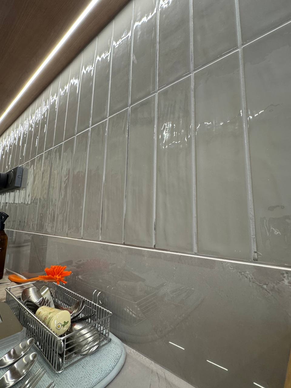 Tictac kitchen backsplash tiling with LED under-cabinet lighting