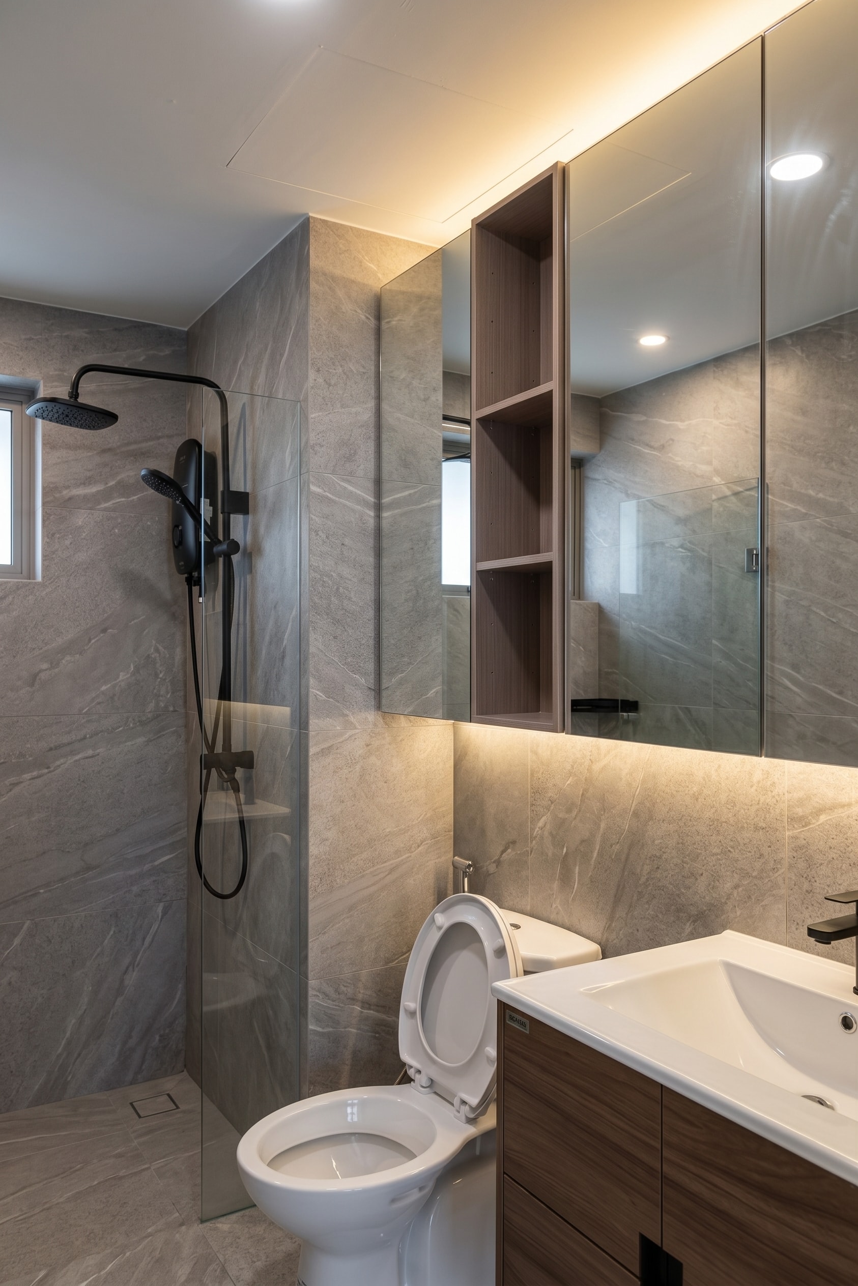 Master bathroom fully retiled in stone-effect, black matte fixtures, mirror cabinet and open shelving niche