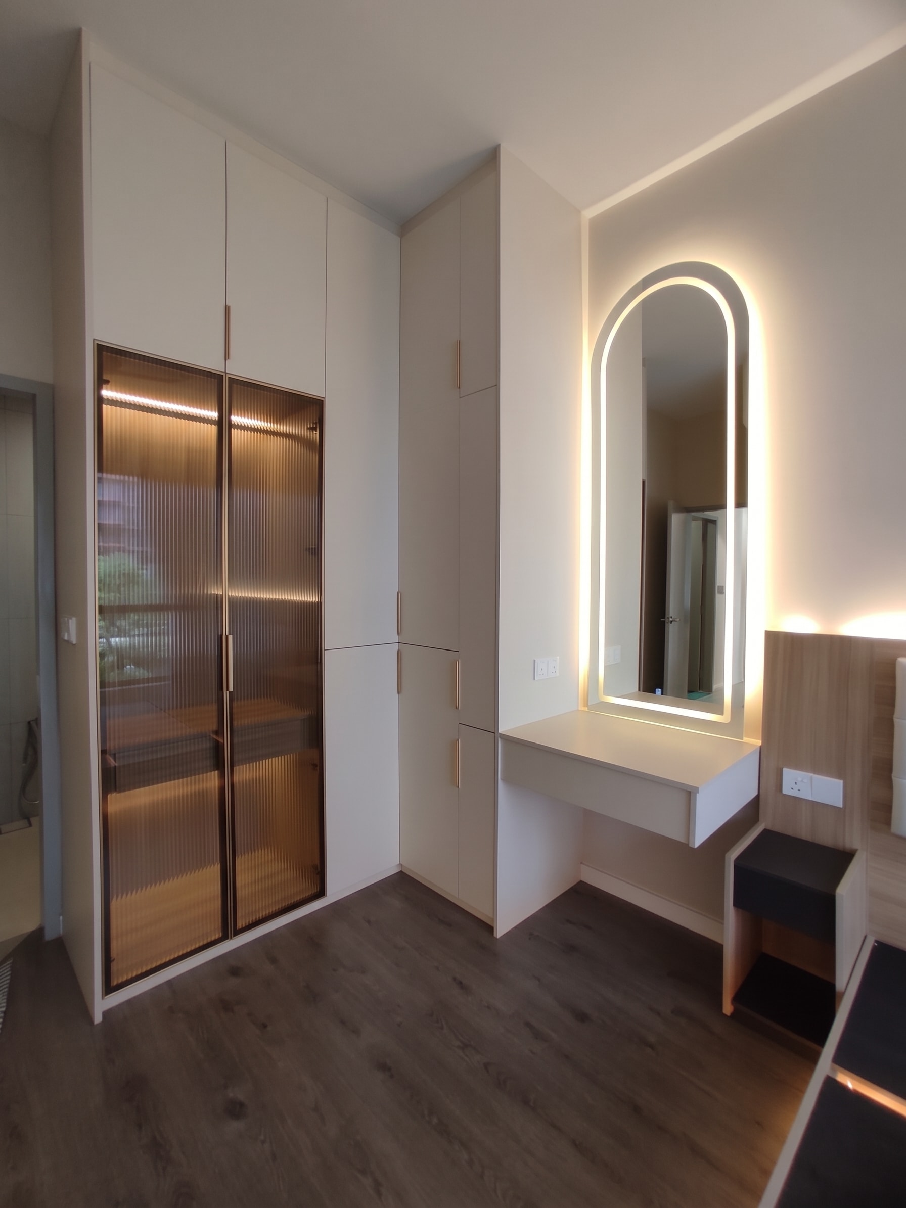 Wardrobe with fluted transparent glass doors and internal LED, arched touch-screen dressing mirror
