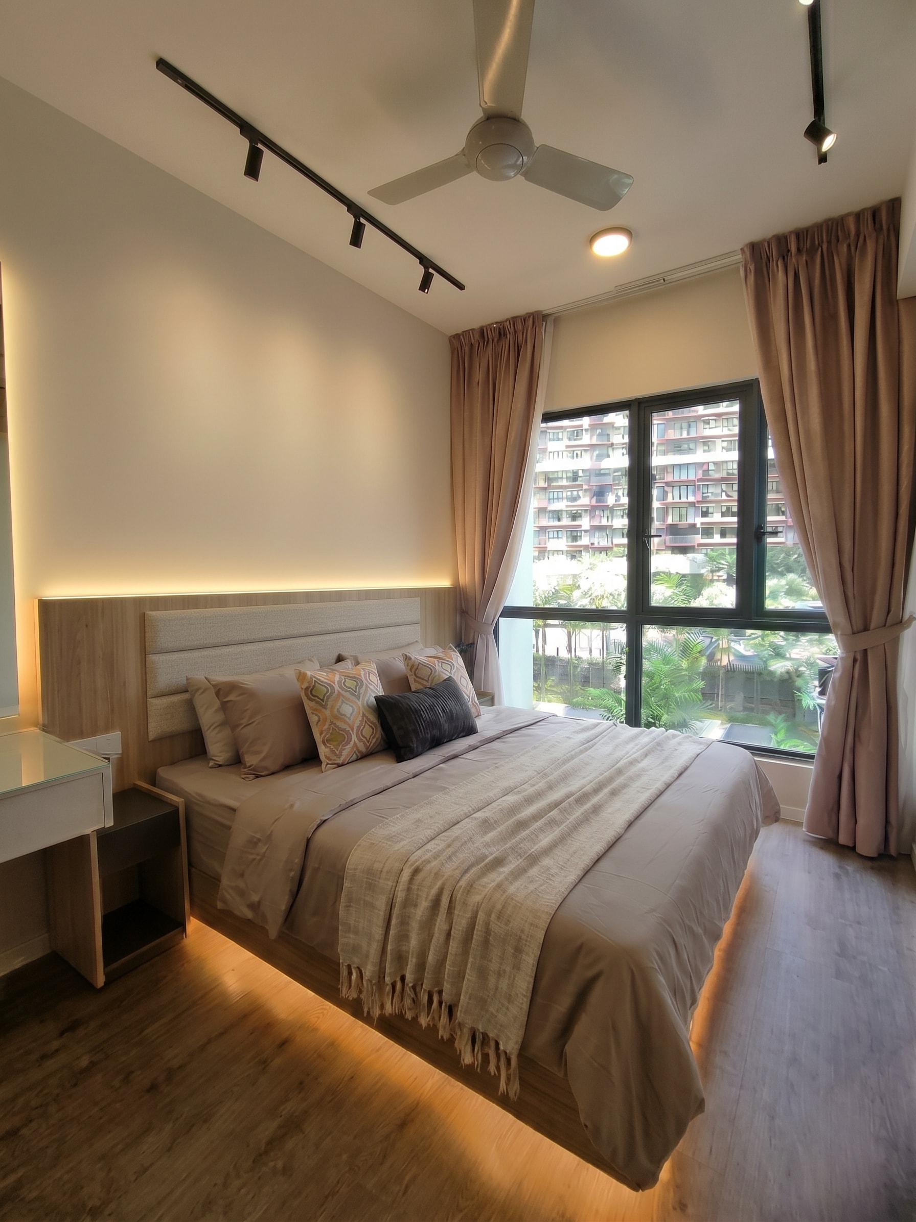 Secondary bedroom with floating bedframe LED, wood headboard panel and garden view